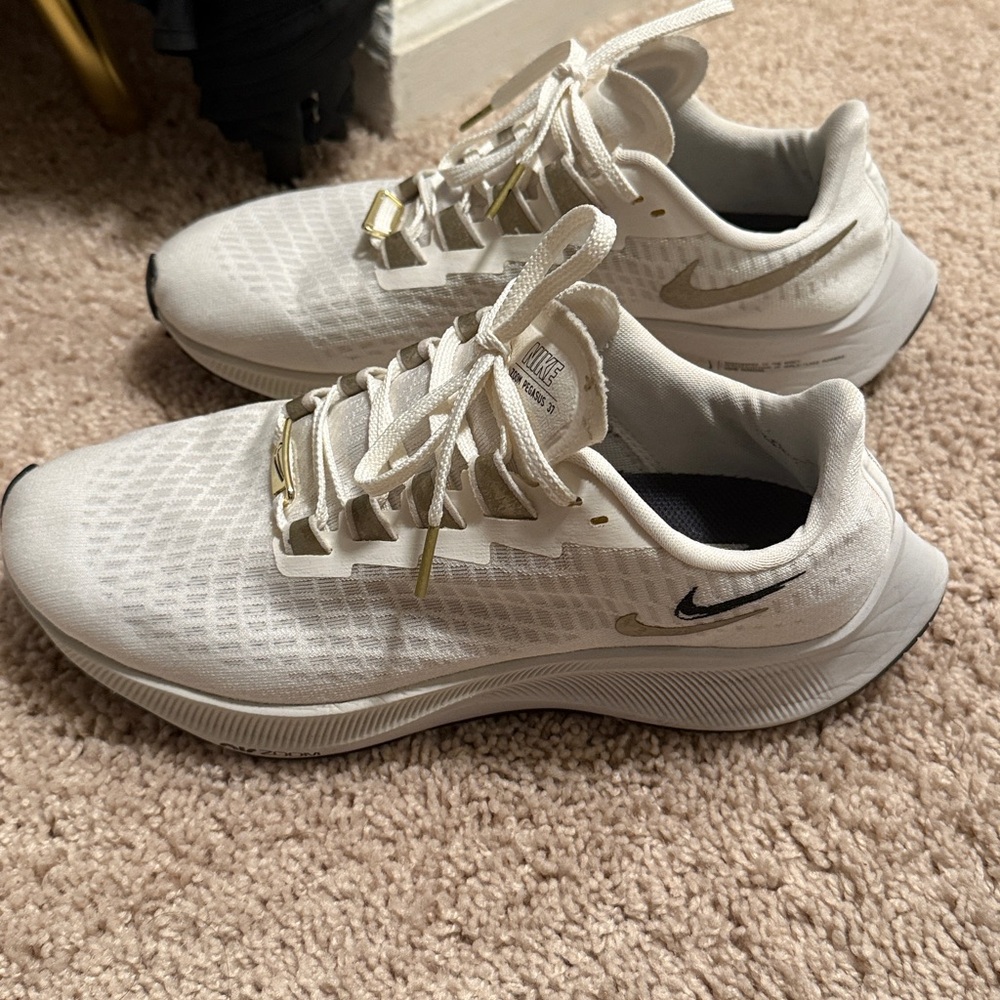 Nike Women’s White Road Running Shoes US8.5